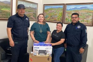 ENTREGA DE UNIFORMES Y EQUIPO TECNOLÓGICO A LA DIRECCIÓN DE SEGURIDAD PÚBLICA