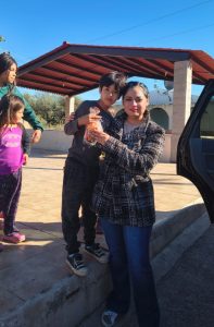 ENTREGA DE DULCES A NIÑOS Y NIÑAS